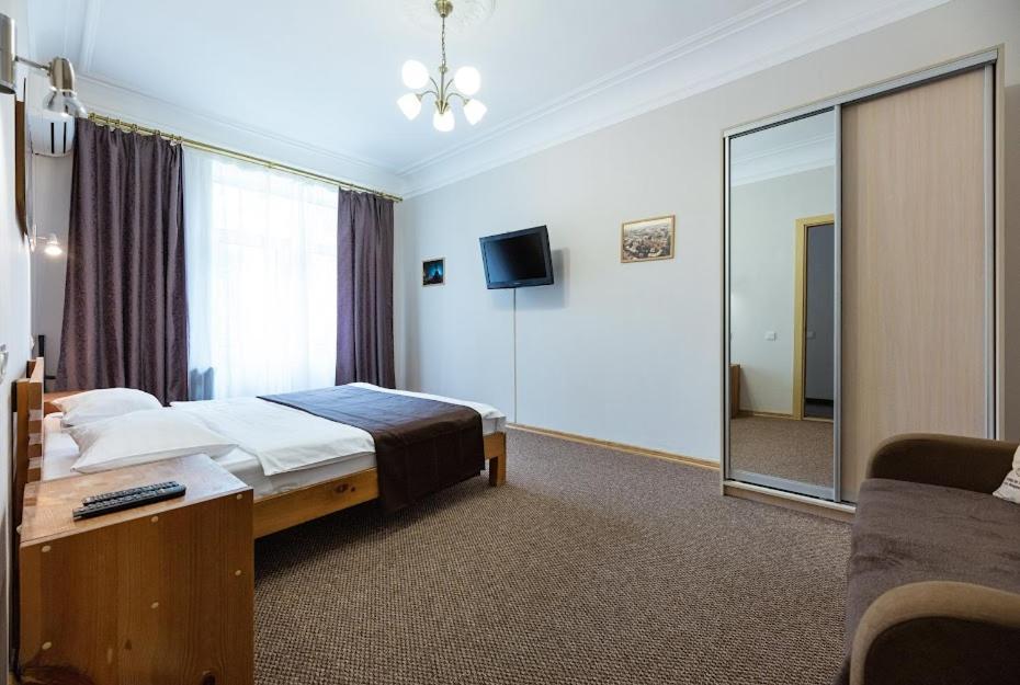 Guest House "Vladimirskaya 42" Киев Екстериор снимка