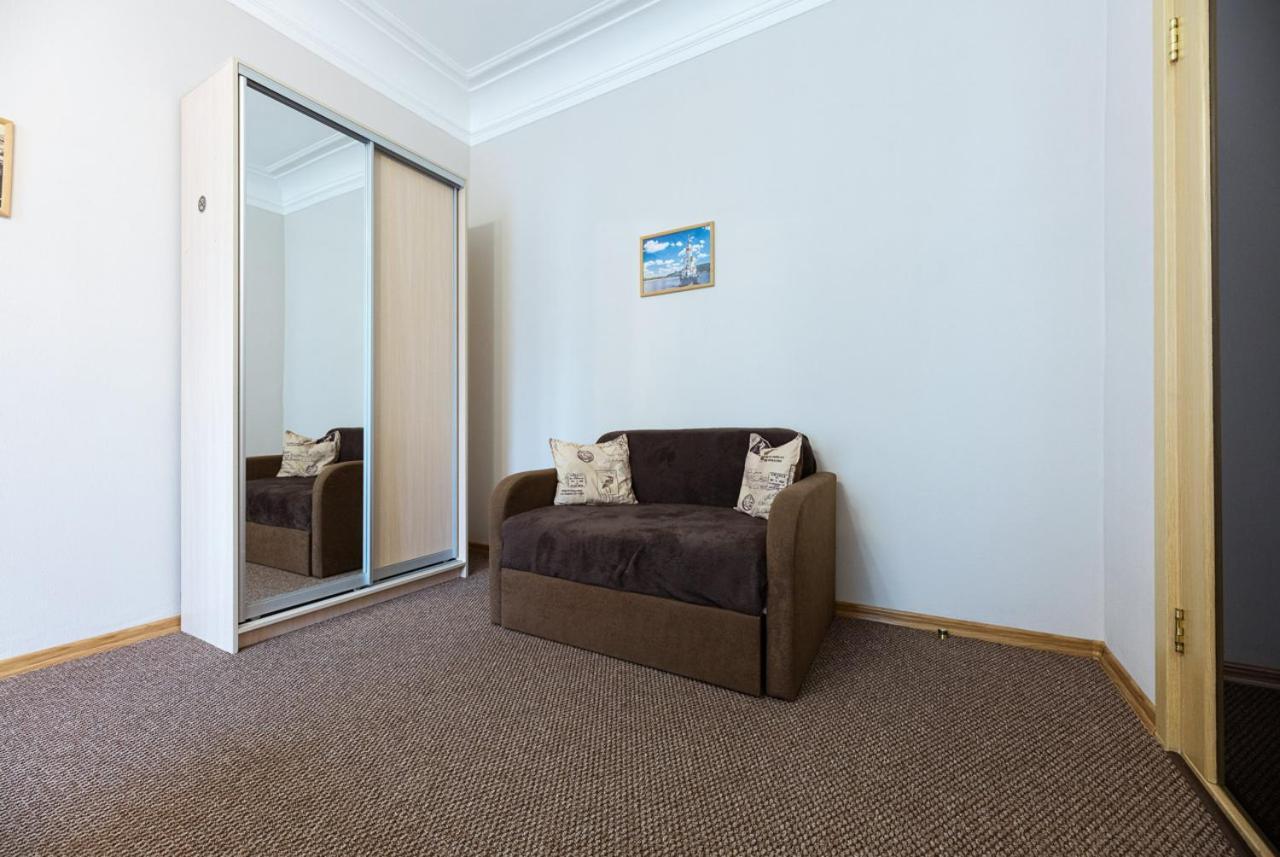 Guest House "Vladimirskaya 42" Киев Екстериор снимка