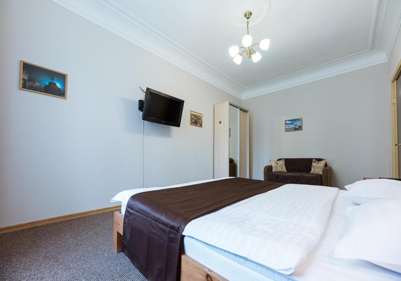 Guest House "Vladimirskaya 42" Киев Екстериор снимка