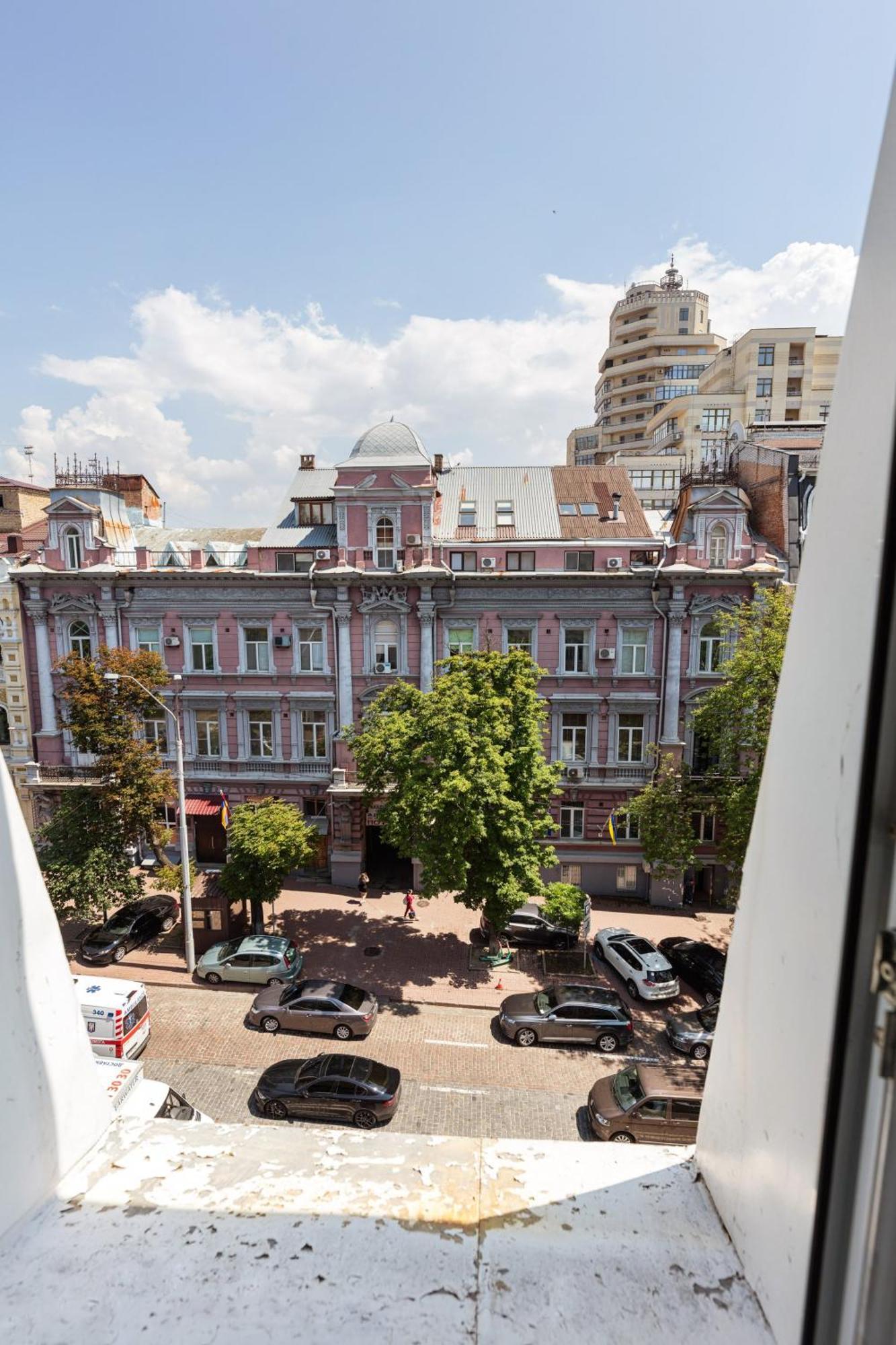 Guest House "Vladimirskaya 42" Киев Екстериор снимка