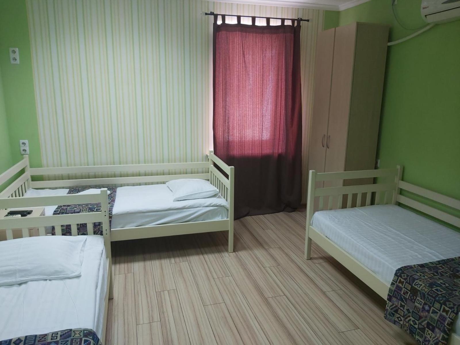 Guest House "Vladimirskaya 42" Киев Екстериор снимка