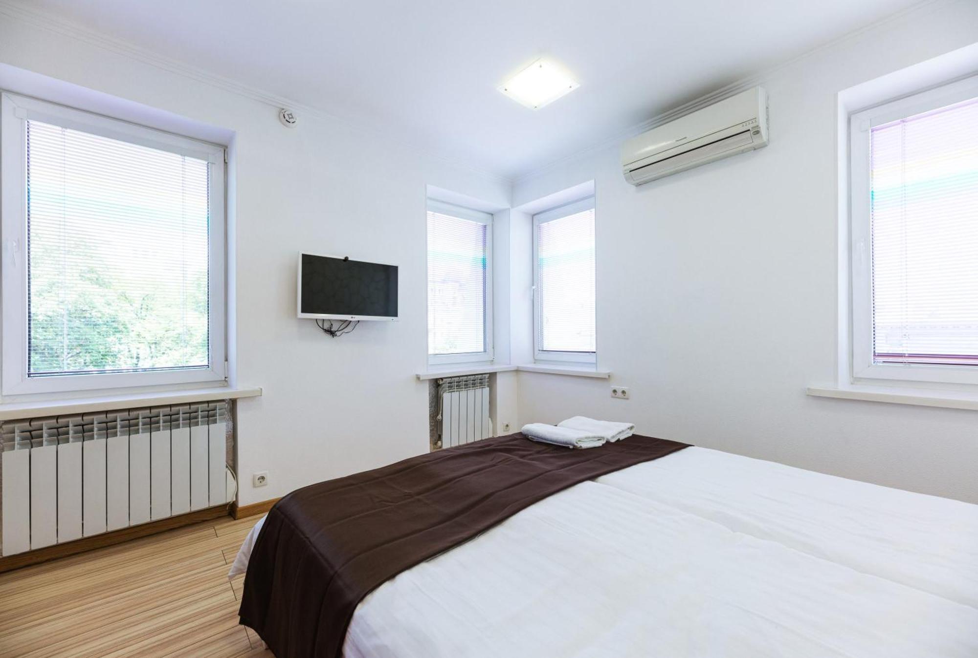 Guest House "Vladimirskaya 42" Киев Екстериор снимка