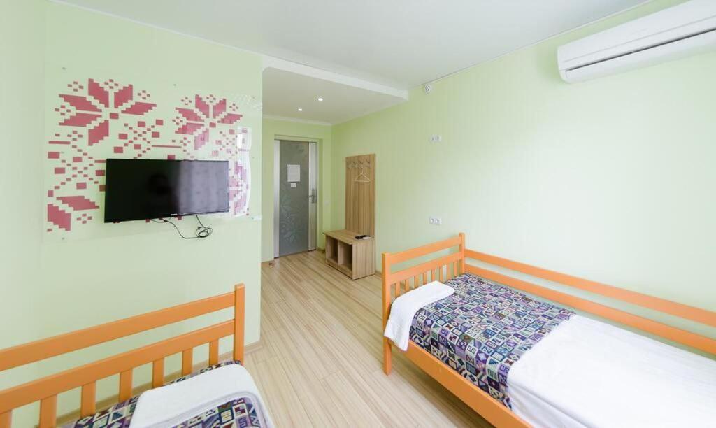 Guest House "Vladimirskaya 42" Киев Екстериор снимка