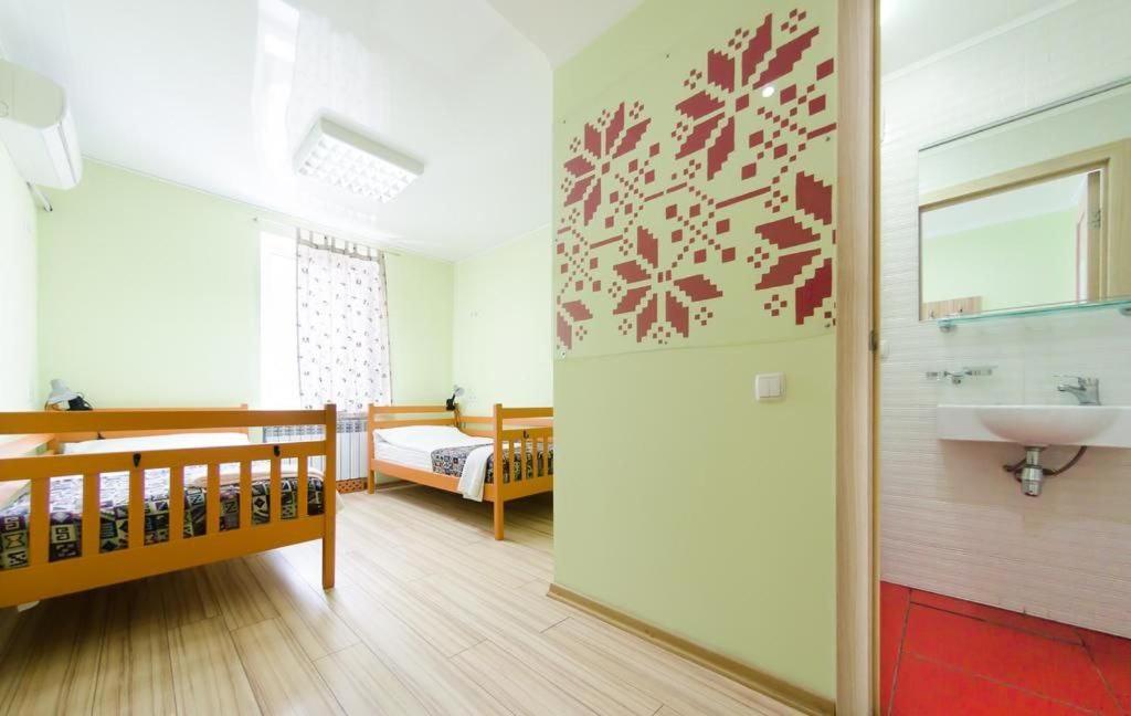 Guest House "Vladimirskaya 42" Киев Екстериор снимка
