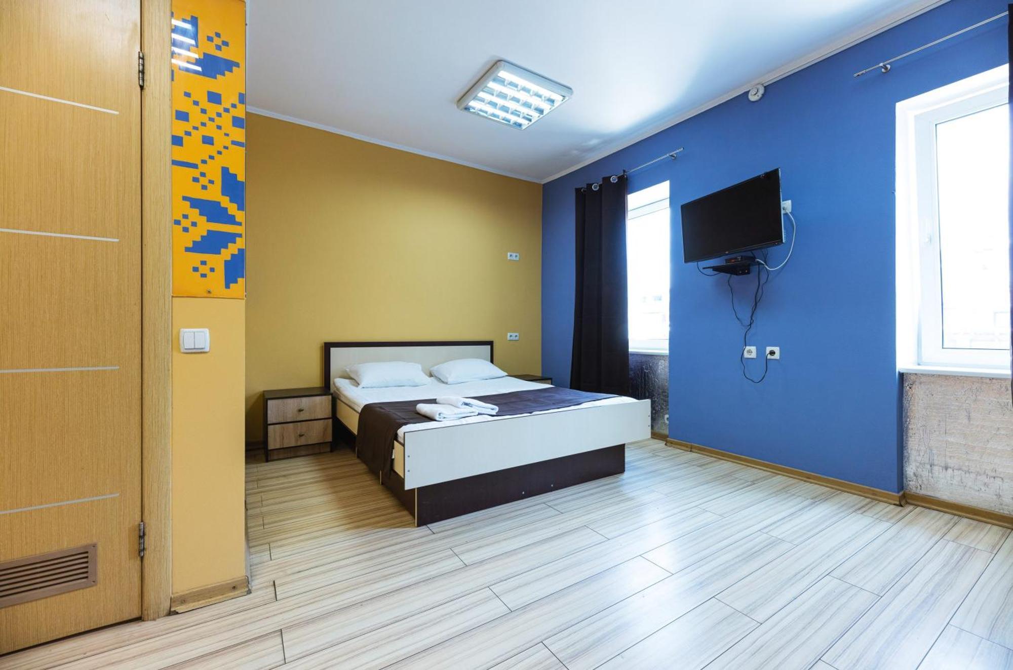 Guest House "Vladimirskaya 42" Киев Екстериор снимка