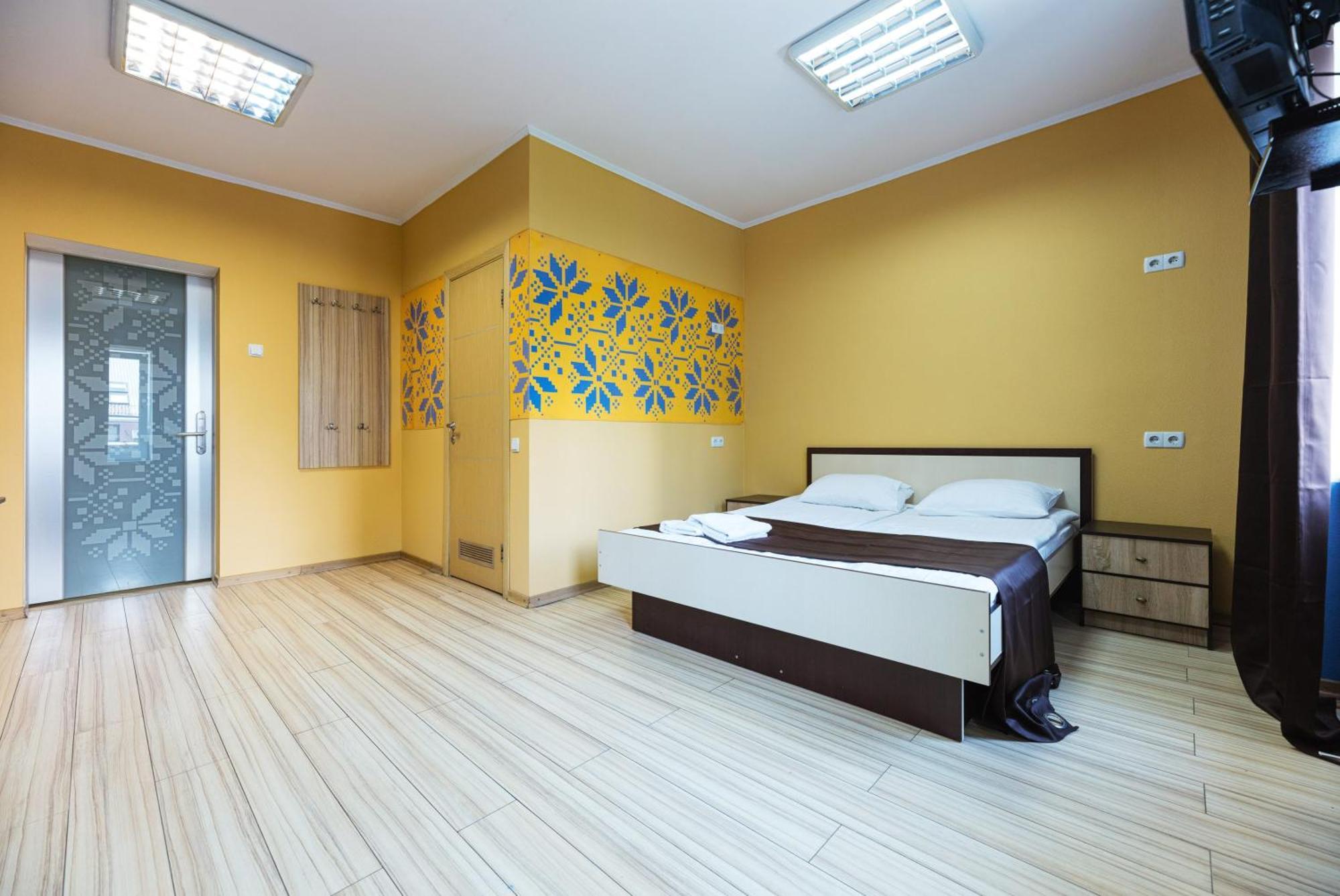 Guest House "Vladimirskaya 42" Киев Екстериор снимка