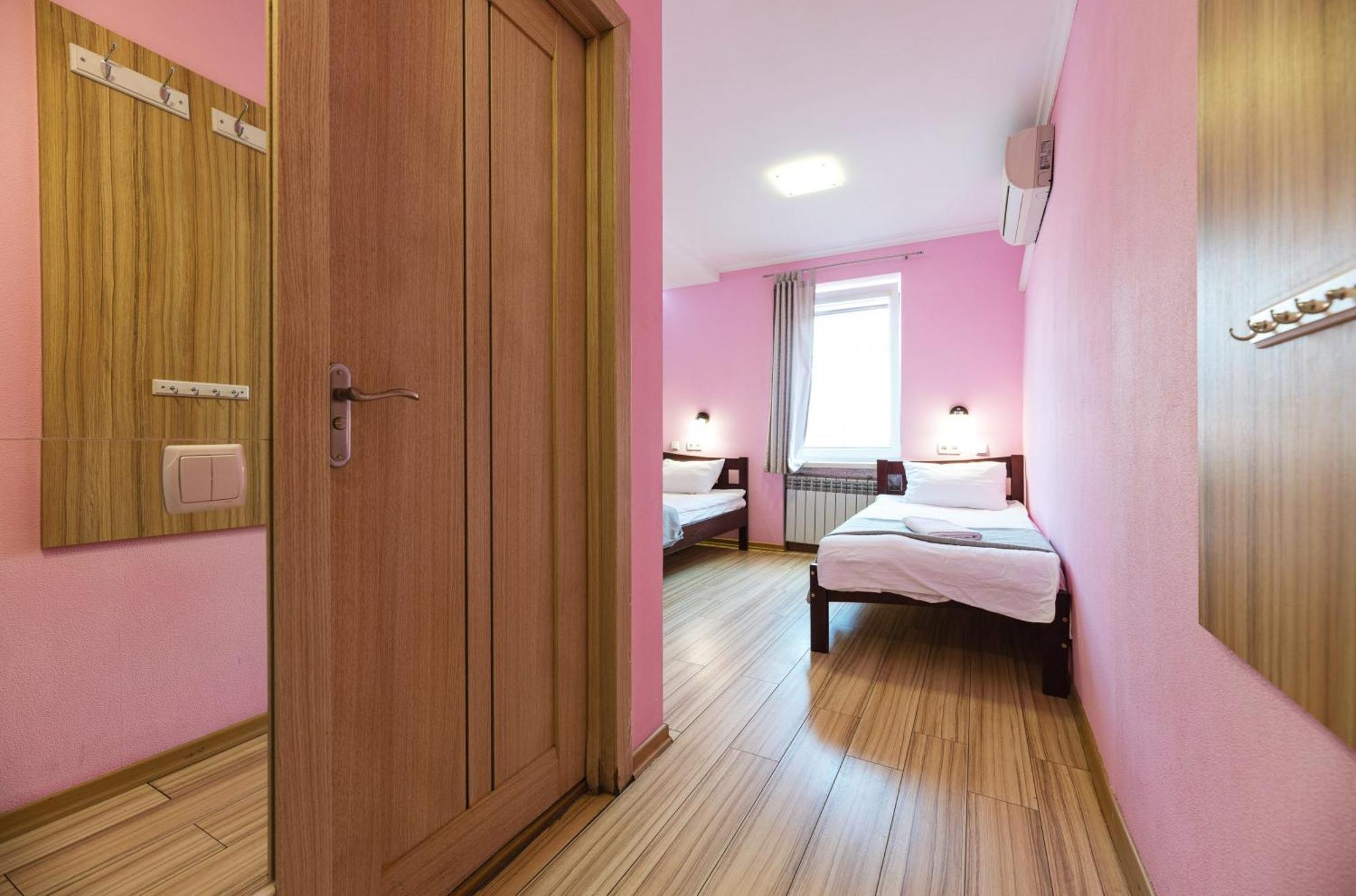 Guest House "Vladimirskaya 42" Киев Екстериор снимка
