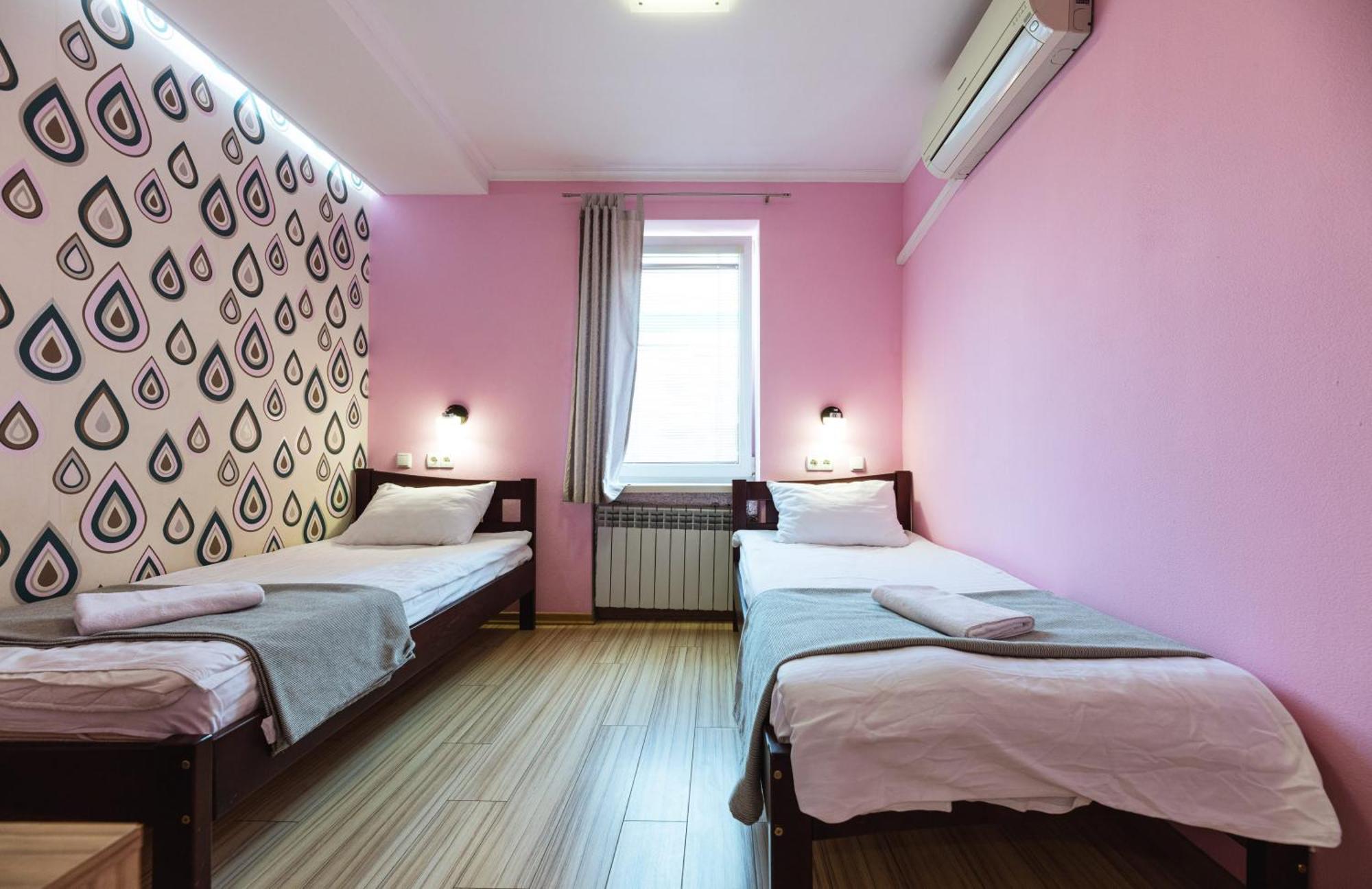 Guest House "Vladimirskaya 42" Киев Екстериор снимка