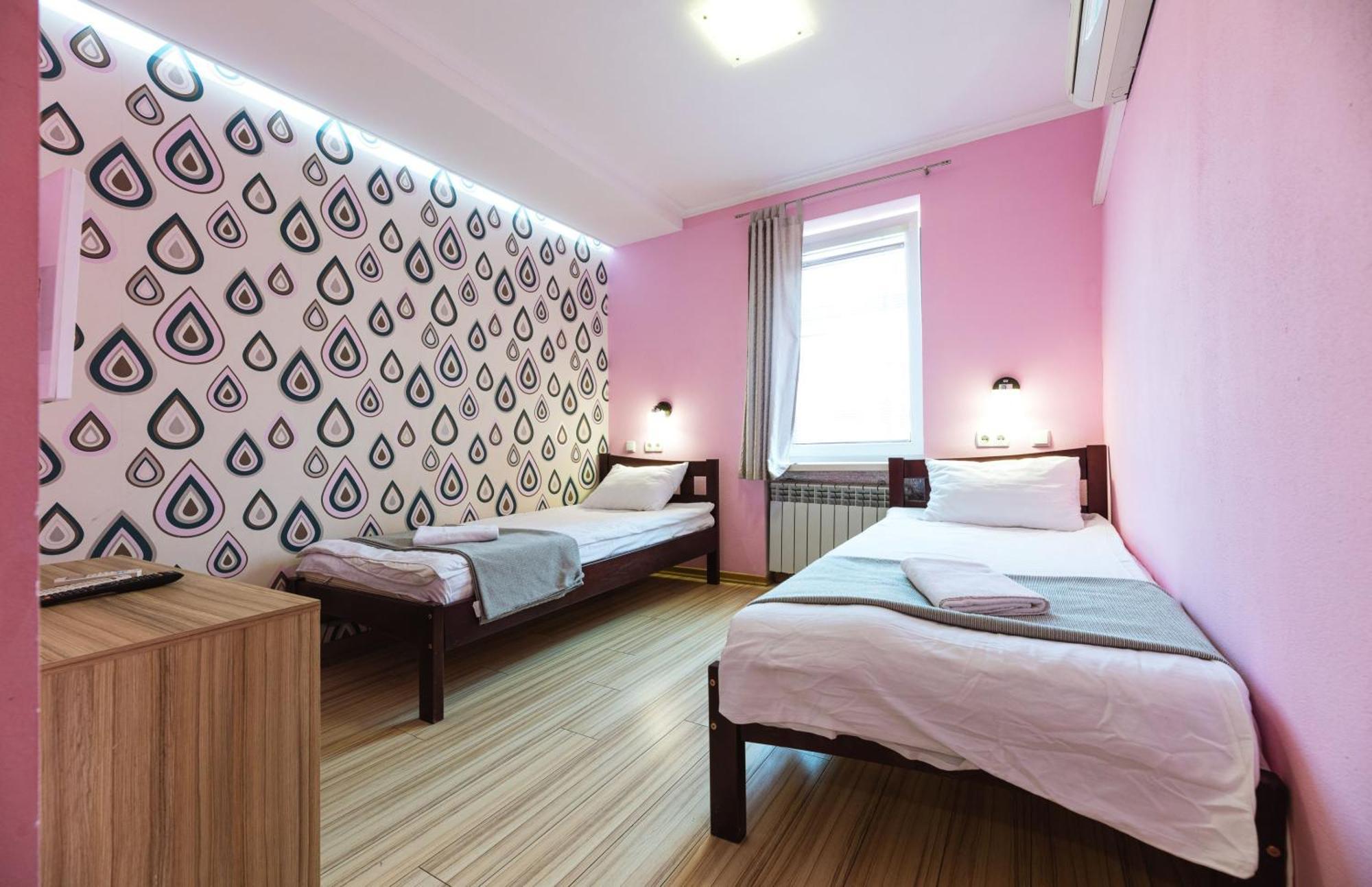 Guest House "Vladimirskaya 42" Киев Екстериор снимка