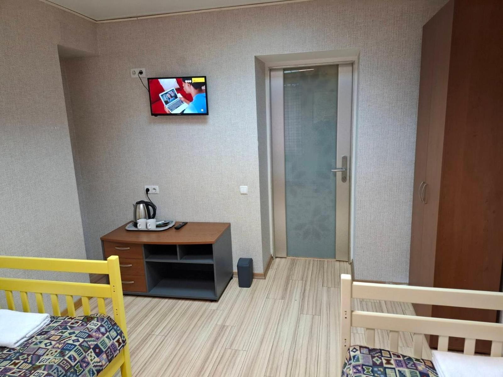 Guest House "Vladimirskaya 42" Киев Екстериор снимка